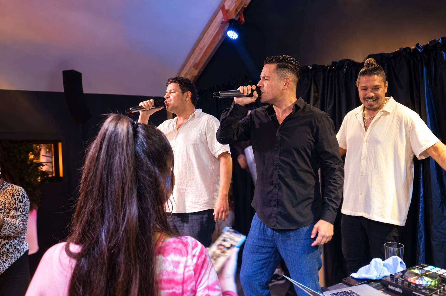 Artistas cantando